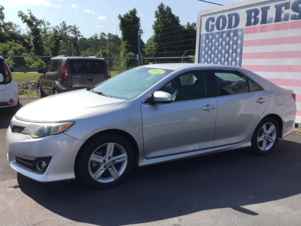 2014 Toyota Camry SE's photo