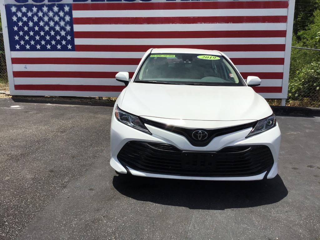 2019 Toyota Camry LE's photo